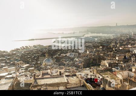 Blick auf die Stadt Algier mit Blick auf die Bucht und den Hafen, Algerien Stockfoto
