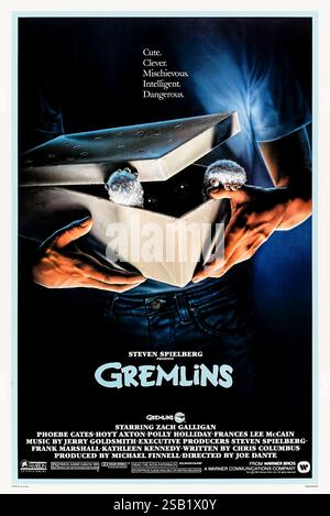 Gremlins (1984) von Joe Dante mit Zach Galligan, Phoebe Cates und Hoyt Axton. Ein junger Mann empfängt eine mysteriöse Kreatur namens Mogwai als Haustier, aber wenn er die strengen Pflegehinweise nicht befolgt, lässt die Kreatur andere Kreaturen entstehen, die sich in zerstörerische, böse Monster verwandeln. Foto eines Original-Posters aus dem Jahr 1984 mit einem Blatt, das NUR ZUR REDAKTIONELLEN VERWENDUNG VON Drew Struzan VERWENDET WIRD. Quelle: BFA / Warner Bros Stockfoto