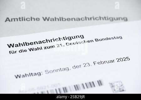 Offizielle Wahlbenachrichtigung für die Bundestagswahl 2025 in Deutschland. Wahl zum 21. Deutschen Bundestag. Neuwahl wegen Misstrauensvotum. Stockfoto