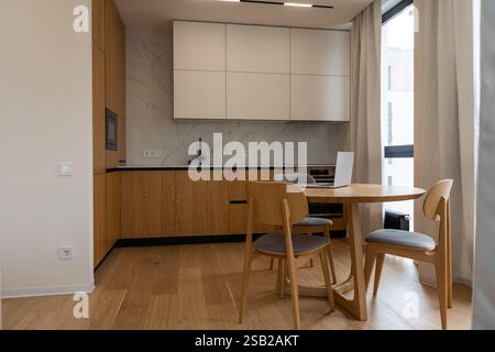 Immobilien Luxury Innendesign Pool Villa im Küchenbereich und Einbaumöbel Stockfoto