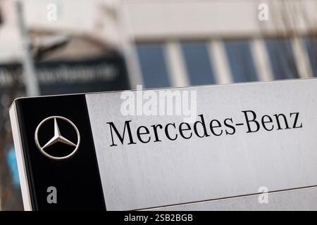 München, Deutschland. Januar 31, 2025. Der Mercedes-Stern, das Markenlogo Mercedes-Benz, ist am 31. Januar 2025 auf einer Stele vor einer Filiale des Automobilherstellers in München (Bayern) zu sehen. Mercedes Benz ist eine eingetragene Marke für Automobile der Mercedes-Benz Gruppe. Quelle: Matthias Balk/dpa/Alamy Live News Stockfoto