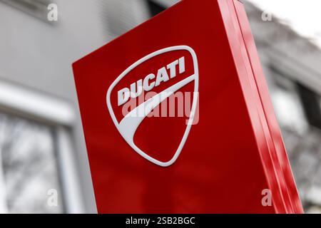 München, Deutschland. Januar 31, 2025. Das Markenlogo und die Beschriftung des Motorradherstellers Ducati sind am 31. Januar 2025 in einer Niederlassung des Unternehmens in München (Bayern) zu sehen. Ducati Motor Holding S.p.A. ist ein italienischer Hersteller von Motorrädern und Teil des Volkswagen Konzerns. Quelle: Matthias Balk/dpa/Alamy Live News Stockfoto