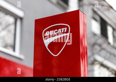 München, Deutschland. Januar 31, 2025. Das Markenlogo und die Beschriftung des Motorradherstellers Ducati sind am 31. Januar 2025 in einer Niederlassung des Unternehmens in München (Bayern) zu sehen. Ducati Motor Holding S.p.A. ist ein italienischer Hersteller von Motorrädern und Teil des Volkswagen Konzerns. Quelle: Matthias Balk/dpa/Alamy Live News Stockfoto