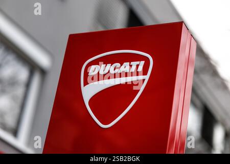 München, Deutschland. Januar 31, 2025. Das Markenlogo und die Beschriftung des Motorradherstellers Ducati sind am 31. Januar 2025 in einer Niederlassung des Unternehmens in München (Bayern) zu sehen. Ducati Motor Holding S.p.A. ist ein italienischer Hersteller von Motorrädern und Teil des Volkswagen Konzerns. Quelle: Matthias Balk/dpa/Alamy Live News Stockfoto