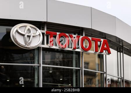 München, Deutschland. Januar 31, 2025. Die Ellipsen, das Markenlogo von Toyota, sind am 31. Januar 2025 in einer Niederlassung des Automobilherstellers in München (Bayern) zu sehen. Die Toyota Motor Corporation ist ein multinationales Unternehmen und einer der größten Automobilhersteller der Welt. Quelle: Matthias Balk/dpa/Alamy Live News Stockfoto