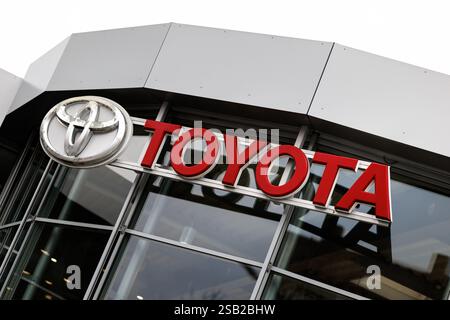 München, Deutschland. Januar 31, 2025. Die Ellipsen, das Markenlogo von Toyota, sind am 31. Januar 2025 in einer Niederlassung des Automobilherstellers in München (Bayern) zu sehen. Die Toyota Motor Corporation ist ein multinationales Unternehmen und einer der größten Automobilhersteller der Welt. Quelle: Matthias Balk/dpa/Alamy Live News Stockfoto