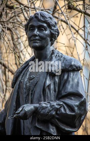 London, UK - 8. April 2024: Eine Statue der berühmten Suffragette Emmeline Pankhurst, in der Nähe der Houses of Parliament in Westminster, London, Großbritannien. Stockfoto