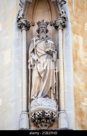 London, UK - 8. April 2024: Eine Skulptur in einem Gebäude am Broad Sanctuary über dem Tor zu Dean’s Yard in Westminster, London, von Edward t Stockfoto