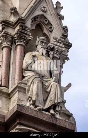London, UK - 8. April 2024: Eine Skulptur von Edward dem Bekenner auf der Krim und dem Indian Mutiny Memorial in Westminster, London. Stockfoto