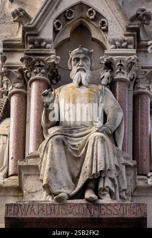 London, UK - 8. April 2024: Eine Skulptur von Edward dem Bekenner auf der Krim und dem Indian Mutiny Memorial in Westminster, London. Stockfoto