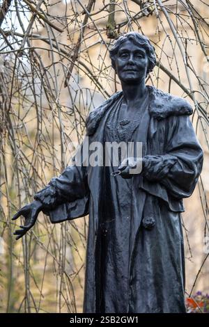 London, UK - 8. April 2024: Eine Statue in unmittelbarer Nähe des Houses of Parliament in Westminster, London, der Suffragette Emmeline Pankhurst. Stockfoto