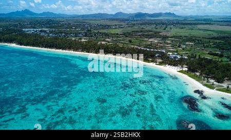 Blick aus der Vogelperspektive auf den Strand von Belle Mare auf Mauritius Stockfoto