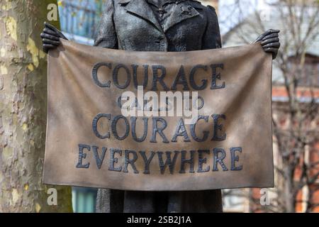 London, UK - 8. April 2024: Detail der Millicent Fawcett Statue, die sich auf dem Parliament Square in London befindet. Stockfoto