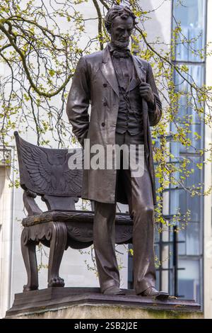 London, UK - 8. April 2024: Statue des 16. Präsidenten der Vereinigten Staaten, Abraham Lincoln, auf dem Parliament Square in London, Großbritannien. Stockfoto