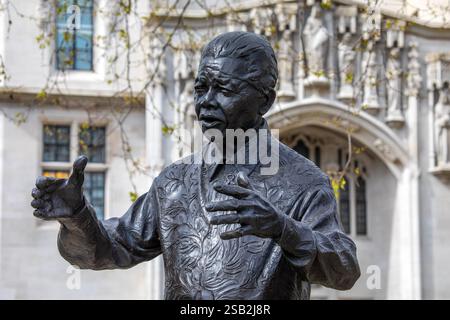 London, Großbritannien - 8. April 2024: Statue des südafrikanischen Führers Nelson Mandela, am Parliament Square in Westminster, London, Großbritannien. Stockfoto
