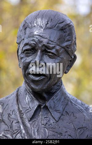 London, Großbritannien - 8. April 2024: Statue des südafrikanischen Führers Nelson Mandela, am Parliament Square in Westminster, London, Großbritannien. Stockfoto