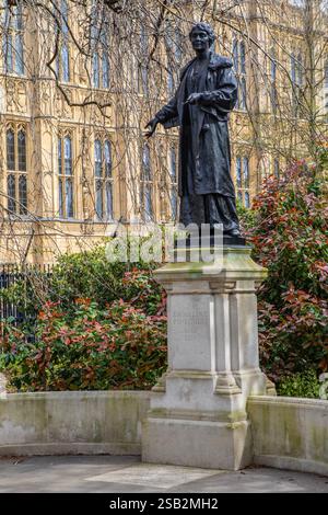 London, UK - 8. April 2024: Statue der historischen politischen Aktivistin Emmeline Pankhurst in Victoria Tower Gardens, neben den Houses of Parliam Stockfoto