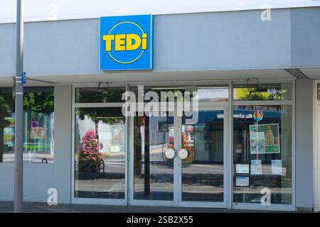 Neuwied, Deutschland - 12. Juni 2022: Eingang und Fassade eines Tedi-Marktes Stockfoto