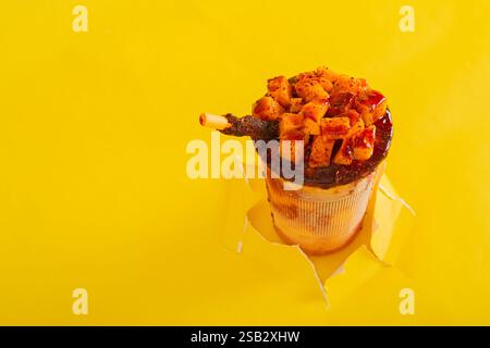 Mangonada, typischer mexikanischer Mango-Smoothie, isoliert auf gelbem Hintergrund. Kopierbereich. Stockfoto
