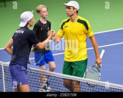 Stockholm, Schweden. Januar 31, 2025. Der schwedische Leo Borg und der Australier Aleksandar Vukic nach ihrem Einzelspiel im Davis Cup Spiel zwischen Schweden und Australien in der Royal Tennis Hall in Stockholm, Schweden, Januar 31 2025. Foto: Jonas Ekströmer/TT/Code 10030 Credit: TT News Agency/Alamy Live News Stockfoto