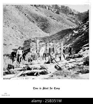 Hufe, Klauen, Geweihe, Rocky Mountains, Kamera, Denver, Co, F.S. Thayer, 1894, Animals, Bildwerke, Eine Gruppe von Einzelpersonen versammelt sich um einen Campingplatz in einer zerklüfteten, bergigen Gegend. Mehrere Pferde sind in der Nähe gefesselt, während die Menschen, die in Outdoor-Ausrüstung gekleidet sind, sich auf ihr Abenteuer vorzubereiten scheinen. Einige arbeiten mit der Einrichtung von Geräten, während andere sich unterhalten oder sich einen Moment Zeit nehmen, um sich auszuruhen. Die natürliche Landschaft bietet felsiges Gelände und eine dünne Vegetation, was auf eine abgelegene Wildnis hinweist. Die Szene vermittelt ein Gefühl von Kameradschaft und die Vorfreude auf Outdoor e Stockfoto