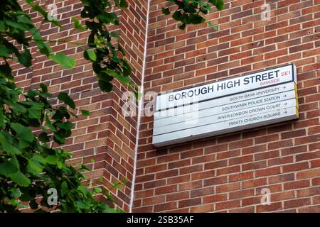Ein Straßenschild auf der Borough High Street in Southwark, London, Großbritannien. Stockfoto