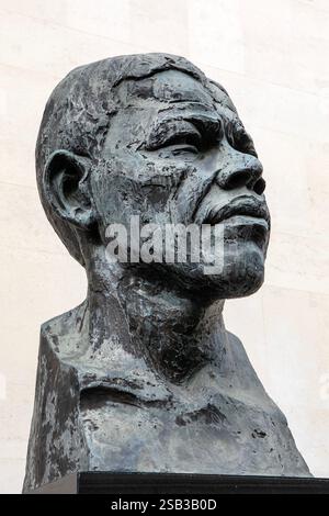 London, UK - 3. Juni 2024: Eine Büste von Nelson Mandela, neben der Royal Festival Hall am South Bank in London, Großbritannien. Stockfoto