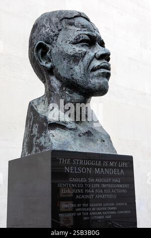 London, UK - 3. Juni 2024: Eine Büste von Nelson Mandela, neben der Royal Festival Hall am South Bank in London, Großbritannien. Stockfoto