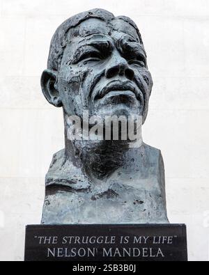 London, UK - 3. Juni 2024: Eine Büste von Nelson Mandela, neben der Royal Festival Hall am South Bank in London, Großbritannien. Stockfoto