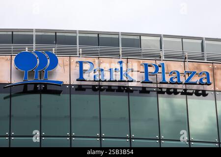 London, UK - 3. Juni 2024: Das Logo auf der Außenseite des Park Plaza Hotels an der Westminster Bridge in London, UK. Stockfoto