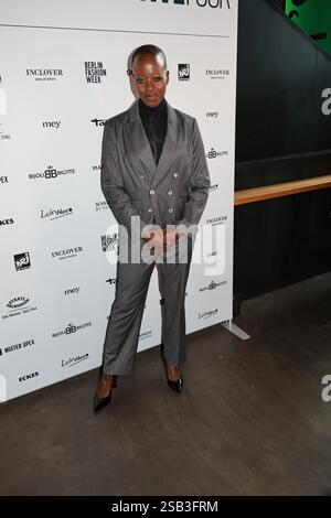 BERLIN, DEUTSCHLAND - JANUAR 31: Florence Kasumba besucht die Kilian Kerner Modenschau während der Berlin Fashion Week Herbst/Winter 2025 in der Uber Eats Music Hall am 31. Januar 2025 in Berlin. Quelle: Sven Struck/Alamy Live News Stockfoto