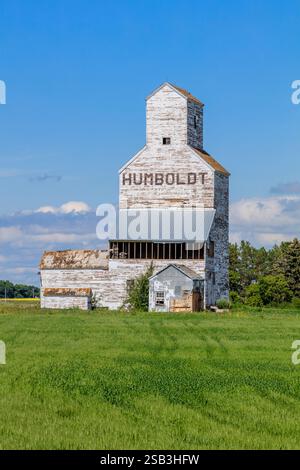 Ein großes weißes Gebäude mit dem Namen Humboldt darauf. Das Gebäude ist alt und hat viel Rost Stockfoto