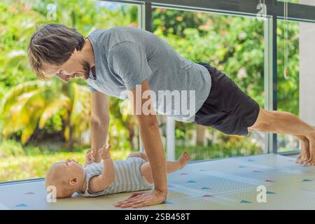 Ein Vater arbeitet mit seinem 3 Monate alten Baby, macht Liegestütze und hält inne, um sein Kind zu küssen. Ein fröhlicher und herzerwärmender Moment, der Fitness kombiniert Stockfoto