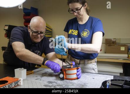 31. Januar 2025, Washington, District of Columbia, USA: Die NTSB-Ermittler haben den Cockpit-Sprachaufzeichner und den Flugdatenaufzeichner des Bombardier CRJ700-Flugzeugs gefunden, das an der gestrigen Kollision in der Luft bei DCA beteiligt war. Die Recorder befinden sich zur Auswertung in den NTSB-Labors. Die Black Boxes für ein Passagierflugzeug, das einen Militärhubschrauber über Washington DC getroffen hat, wurden gefunden, da sich Fragen über Personalbesetzung und enge Anrufe am Flughafen häufen, an dem das Flugzeug landete. Quelle: ZUMA Press, Inc./Alamy Live News Stockfoto