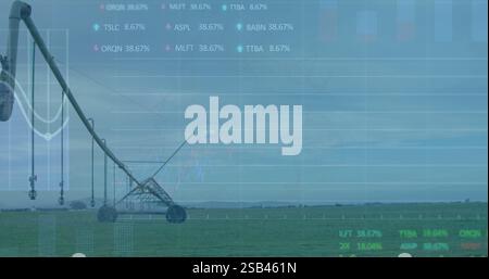 Finanzdaten und Börsenbild über das landwirtschaftliche Bewässerungssystem im Feld Stockfoto