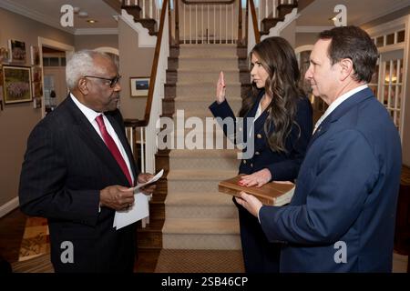 Washington, Usa. Januar 2025. U. Die Staatssekretärin Kristi Noem, Mitte, übernimmt den Amtseid des Obersten Gerichtshofs, Richter Clarence Thomas, links, da ihr Mann Bryon Noem, rechts, die Bibel in Thomas' Haus hält, 25. Januar 2024 in Washington, D.C. Noem wurde vom US-Senat in einer Abstimmung von 59 bis 34 bestätigt. Quelle: TIA Dufour/CBP Photo/Alamy Live News Stockfoto