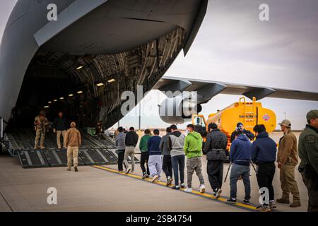 El Paso, Usa. Januar 2025. Undokumentierte ecuadorianische Migranten besteigen ein C-17-Militärflugzeug der US-Luftwaffe für einen Rückzugsflug auf dem Biggs Army Airfield am 28. Januar 2025 in El Paso, Texas. Flächen werden durch die U verdeckt S Zoll- und Grenzschutz. Kredit: Handout/CBP Photo/Alamy Live News Stockfoto