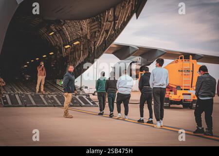 El Paso, Usa. Januar 2025. Undokumentierte ecuadorianische Migranten besteigen ein C-17-Militärflugzeug der US-Luftwaffe für einen Rückzugsflug auf dem Biggs Army Airfield am 28. Januar 2025 in El Paso, Texas. Flächen werden durch die U verdeckt S Zoll- und Grenzschutz. Kredit: Handout/CBP Photo/Alamy Live News Stockfoto