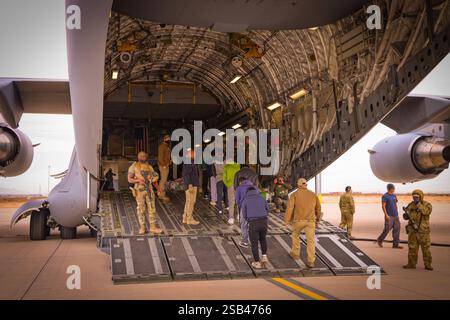 El Paso, Usa. Januar 2025. Undokumentierte ecuadorianische Migranten besteigen ein C-17-Militärflugzeug der US-Luftwaffe für einen Rückzugsflug auf dem Biggs Army Airfield am 28. Januar 2025 in El Paso, Texas. Flächen werden durch die U verdeckt S Zoll- und Grenzschutz. Kredit: Handout/CBP Photo/Alamy Live News Stockfoto