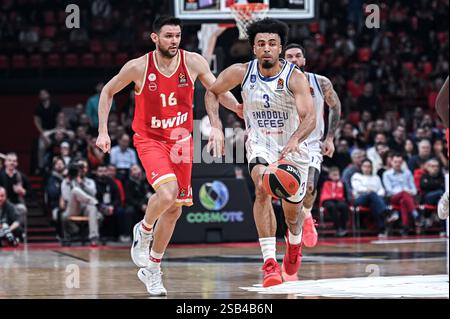 Piräus, Piräus, Griechenland. Januar 31, 2025. 3 JORDAN NWORA von Anadolu Efes trat am 31. Januar 2025 im Friedens- und Freundschaftsstadion in Piräus gegen 16 KOSTAS PAPANIKOLAOU von Olympiacos Piräus an. (Kreditbild: © Stefanos Kyriazis/ZUMA Press Wire) NUR REDAKTIONELLE VERWENDUNG! Nicht für kommerzielle ZWECKE! Stockfoto