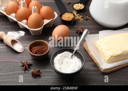 Backpulver und andere Produkte auf grauem Holztisch Stockfoto
