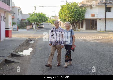 Seniorenpaar schlendert durch die Stadt. Stockfoto