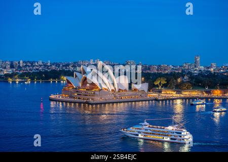 Sydney, Australien - 8. August 2024: Aus der Vogelperspektive des Sydney Opera House bei Nacht Stockfoto