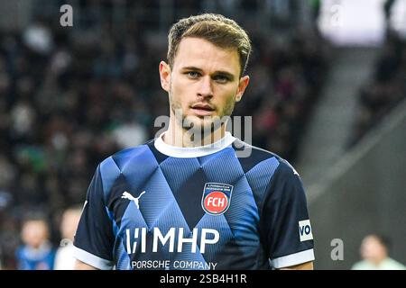 25.01.2025, WWK-Arena, Augsburg, DE, 1. FBL, FC Augsburg gegen 1. FC Heidenheim 1846, im Bild Leonardo Weschenfelder Scienza (Heidenheim, #8) Foto ? Die nordphoto GmbH/Hafner DFL-Vorschriften verbieten die Verwendung von Fotos als Bildsequenzen und/oder Quasi-Video Stockfoto