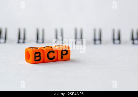BCP-Text auf farbigen Plastikperlen, die den Business Continuity Plan darstellen. Geschäftskonzept. Stockfoto