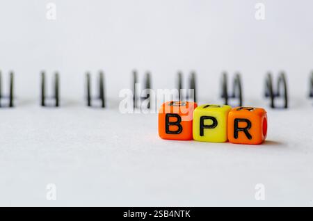 BPR, der Text für die Neugestaltung von Geschäftsprozessen auf farbigen Plastikperlen darstellt. Geschäftskonzept. Stockfoto