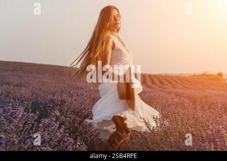 Lavendelfelder Woman Dress France: Sonnenuntergang Porträt, ruhige Frau in weißem Kleid sitzt inmitten blühender Lavendelfelder in der Provence, Frankreich, und fängt ein Stockfoto