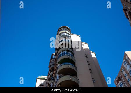 Malaga, Spanien, 29. Dezember 2024 ein modernes Wohngebäude mit einer abgerundeten Ecke - typische Architektur der Stadt Stockfoto
