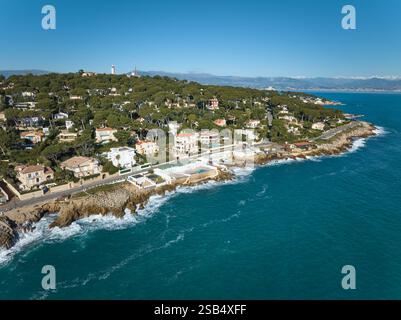 LUFTAUFNAHME. Halbinsel Antibes mit wunderschönen Villen. Französische Riviera, Alpes-Maritimes, Provence-Alpes-Côte d’Azur, Frankreich. Stockfoto