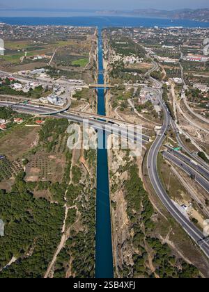LUFTAUFNAHME. 6,4 km langer Kanal von Korinth, der den Golf von Korinth in der Ferne mit der Ägäis verbindet. Isthmus von Korinth, Griechenland. Stockfoto